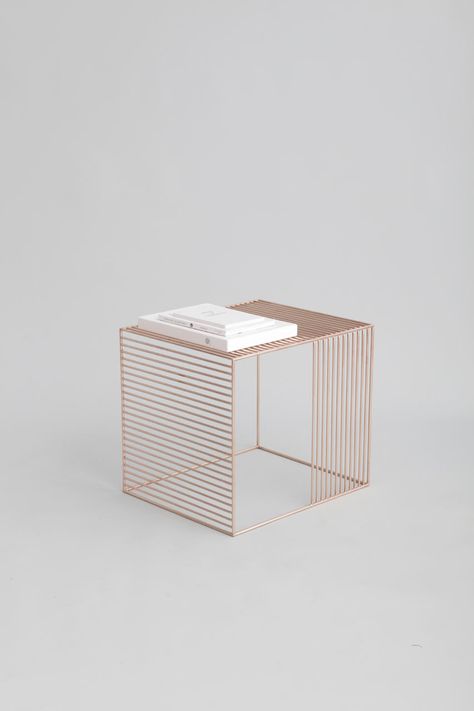 Wire Side Table, Bedroom Minimalist, Minimalist Furniture, Furniture Side Tables, Creative Furniture, Steel Furniture, Decor Minimalist, Cheap Furniture, Furniture Inspiration