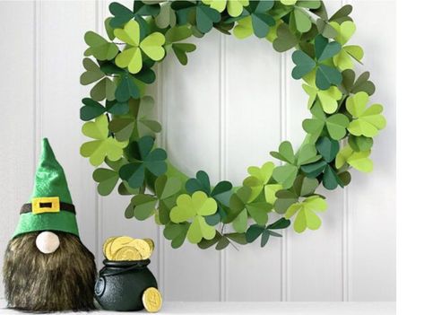 St Patrick Activities, Clover Wreath, Orange Craft, Fete Saint Patrick, St Patricks Crafts, St Patricks Day Crafts For Kids, St Luke, Fake Bakes, St Patrick's Day Decorations