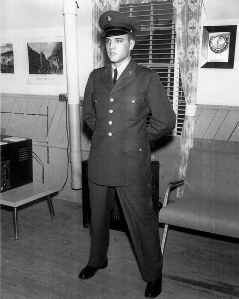 Elvispresleytruelove.angel on Instagram: “Soldier boy 😍♥️#ElvisPresley #armytime #teamoelvis😍❤️” Elvis Presley Army, Elvis Presley Family, Young Elvis, Fort Hood, Army Day, Elvis Presley Pictures, Elvis And Priscilla, Elvis Presley Photos, Chuck Berry