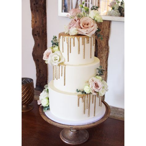 Gold Drip Wedding Cake With Flowers, White And Gold Tier Cake, Drip Wedding Cake Ideas, Wedding Cake Drip, Gold Drip Wedding Cake, White And Gold Cake Simple, Gold And White Wedding Cake, Drip Wedding Cake, White And Gold Cake