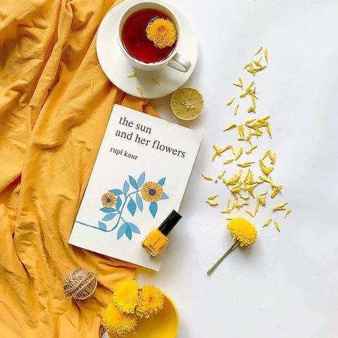 Book Club Photography, Book And Food Photography, Bookmark Photography Ideas, Book Flatlay Aesthetic, Bookstagram Photo Ideas, Book Flatlay Photography, Bookstagram Props, Book Photography Ideas, Book Photoshoot