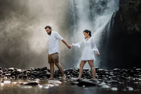 Pre Wedding Photoshoot Waterfall, Waterfall Pre Wedding Shoot, Rishikesh Pre Wedding Shoot, Waterfall Photoshoot Ideas, Waterfall Couple Photoshoot, Waterfall Poses, Waterfall Proposal, Pre Wedding Photoshoot Theme, Pre Wedding Photoshoot Beach