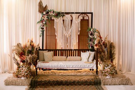 Pelamin Tunang Simple Klasik, Pelamin Klasik Tradisional Melayu, Malay Wedding Pelamin Simple, Malay Wedding Pelamin Rustic, Pelamin Klasik, Raya Deco, Diy Pelamin, Pelamin Tunang, Wedding Malaysia