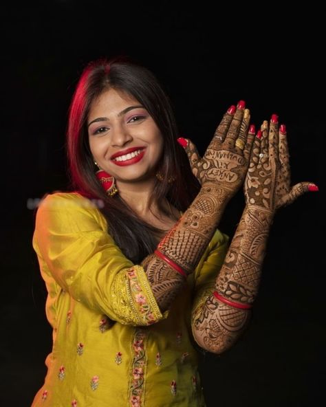 मेहंदी 🌿 ceremony ✨✨✨✨✨�✨✨✨✨. . . . . . . . . . . Mhendi Bride Pose, Mehadi Pose Bride, Haldi Mehndi Poses, Mahdi Poses, Mhendi Pose Bride, Mahedi Photo Pose, Mehndi Shoot Poses, Mahendi Photography Poses, Mehndi Poses Photography For Bride