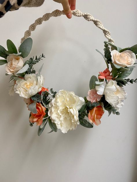 This adorable hoop is perfect for any bridesmaid! It can also be used as decor after the wedding! Love this look! #bridesmaid #wedding #macrame #macramehoop #floral #floralwreath #floralhoopwreath #bridesmaidgiftideas #bouquet #bohowedding #boho #rusticwedding Hoop Bouquet Bridesmaid, Bridesmaid Hoop Bouquet, Macrame Twist, Hoop Bouquet, Engagement Photo Shoot Poses, Floral Macrame, Bouquet Ring, Floral Hoop Wreath, Macrame Hoop