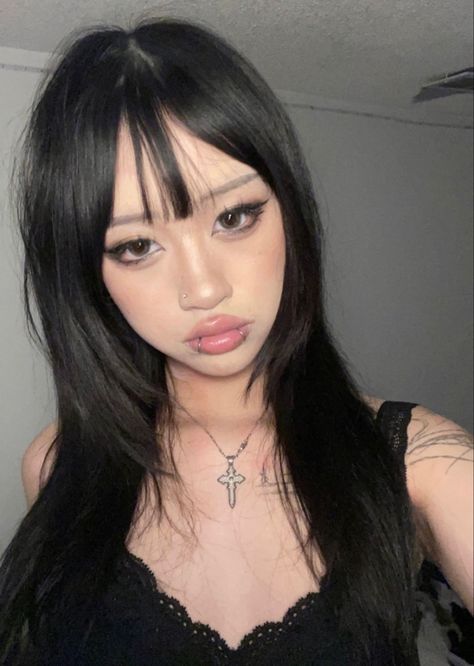 Grunge Eye Makeup, Two Faced Makeup, Asian Makeup Looks, Scene Makeup, Doll Eye Makeup, Alt Makeup, Makeup Tut, Emo Makeup, Cute Makeup Looks