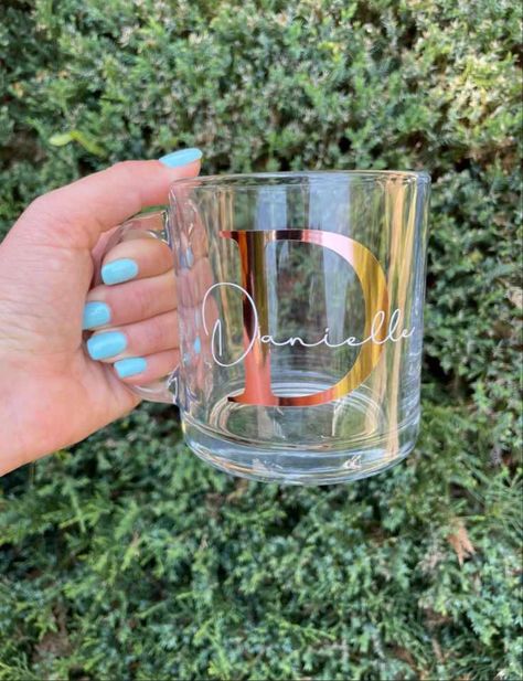 Personalized Clear Mug, Custom Mugs Vinyl, Glass Mugs With Vinyl Cricut, Cricut Gifts For Friends, Cups With Names, Cute Personalized Gifts, Mugs With Names, Mug Packaging, Personalized Tea Cups