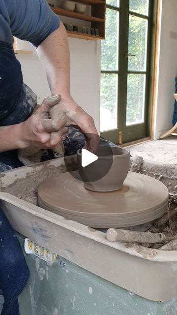 Pottery Bowl Carving Ideas, Throw Pottery Ideas, Wheel Pottery Ideas Beginner, Pottery Projects, Ceramic Decoration, Pottery Videos, Pottery Techniques, Thrown Pottery, March 27