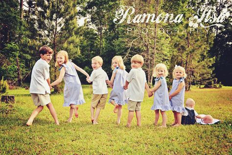 Grandchildren Photo Shoot, Grandkids Photo Shoot, Cousin Photoshoot Ideas, Cousin Photo Shoots, Grandkids Photography, Large Family Pictures, Grandkids Pictures, Cousin Pictures, Sibling Photo Shoots