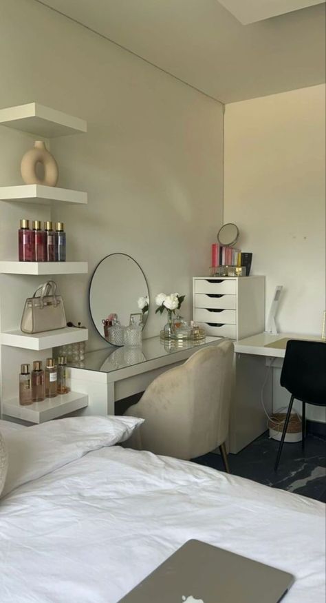 Aesthetic Desk And Vanity, Bedroom With Vanity And Desk, Minimilastic Bedroom, Basic Room Decor, Room Minimalist Ideas, Gray Powder Room, It Girl Room, Design Bedroom Ideas, French Room