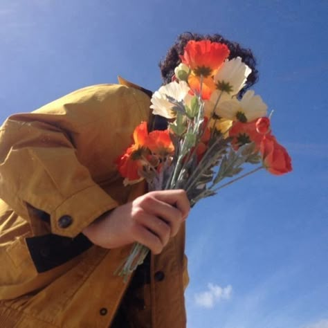 Hufflepuff Boy Aesthetic, Potter Siblings, Hp Hufflepuff, Lunar Phases, Holding Flowers, Aesthetic Boy, Flower Boys, Important People, Pose Reference Photo