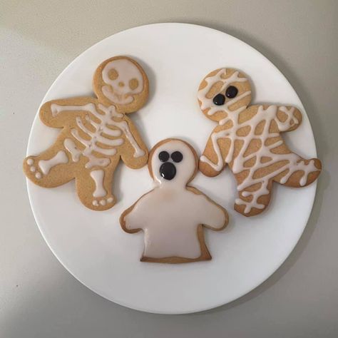 Gingerbread men decorated as a skeleton, a ghost, and a mummy! Ginger Bread Men, Halloween Gingerbread, Bread Man, Men Halloween, A Skeleton, Gingerbread Men, A Ghost, Gingerbread Man, Cupcake Cakes