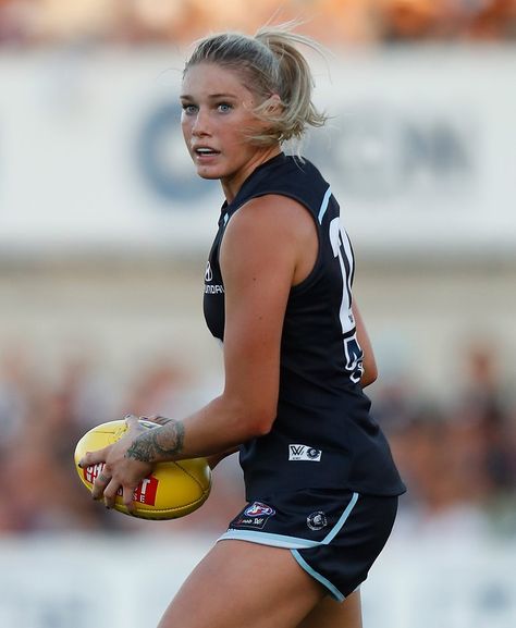 TAYLA HARRIS Tayla Harris, Carlton Afl, Richmond Football Club, Rugby Girls, Womens Rugby, Athletic Models, Australian Football, Gymnastics Videos, Fits Aesthetic