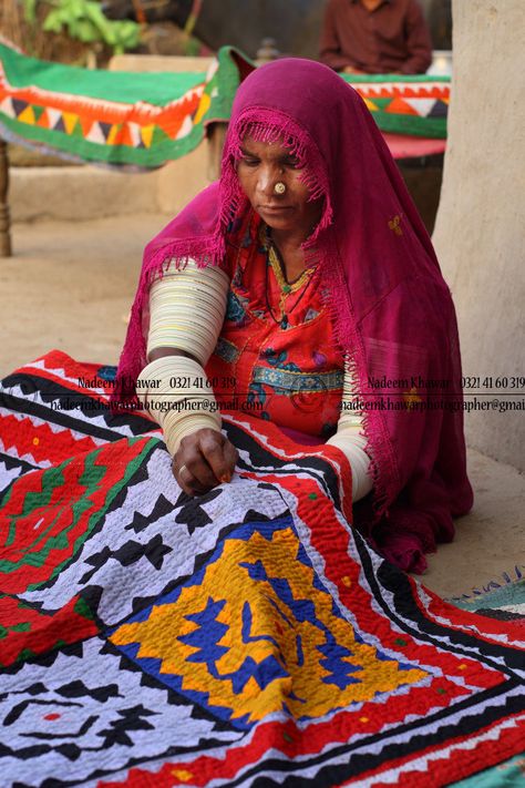 Sindhi Rilli Design, Fashion Culture Inspiration, Rajistani Culture, Pakistani Handicrafts, Quilt Mural, Sindh Culture, Sindhi Culture, Pakistani Art, Indian Culture And Tradition