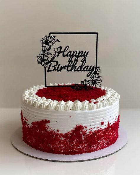 Simple Red Birthday Cake, Redvelvet Cake Design Birthday, Redvelvet Cake Designs, Cake Designs Red Velvet, Simple Red Velvet Cake Designs, Red Birthday Cake For Men, Red Velvet Birthday Cake Decoration, Red Cake Decoration Birthday, Red And White Cake Design