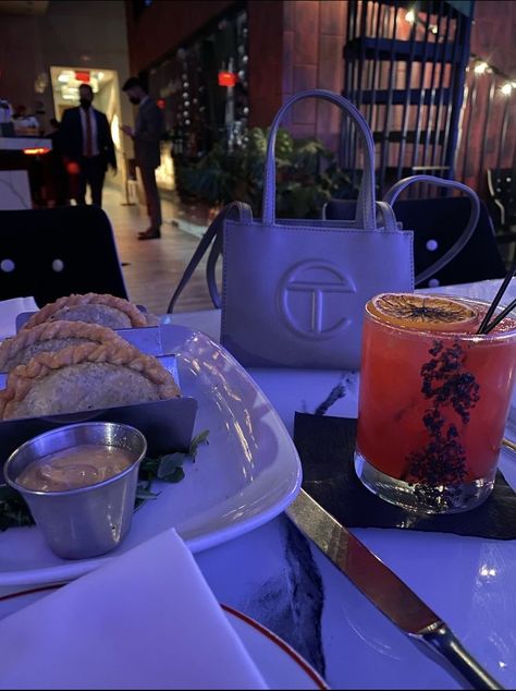 Dinner With Bestie, Cute Dinner, Lux Life, Catch Flights, Cocktails Bar, Rich Girl Lifestyle, Vacation Mood, Pretty Drinks, Luxury Lifestyle Dreams