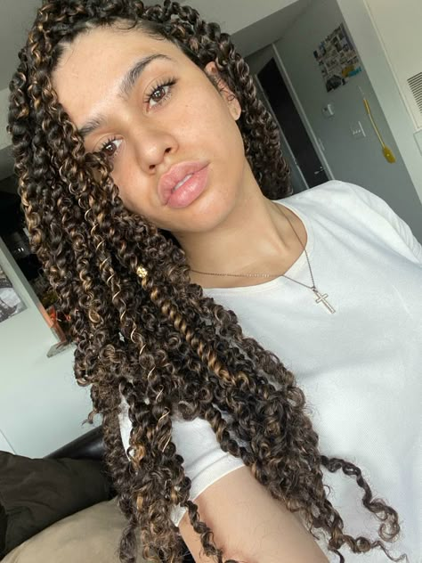 Bohemian Crochet Braids, Passion Twists Hairstyle, Hair Ombre Blonde, Goddess Twist, Passion Twist Crochet, Chic Updo, Hair Extensions For Black Women, Twists Hairstyles, Crochet Braids Hair