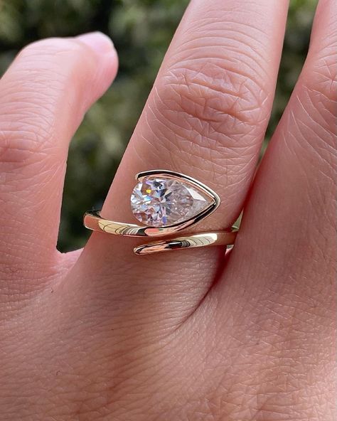 2 Ct Elongated Pear Cut Moissanite Engagement Ring , Pear Cut Ring, Moissanite Engagement Ring, Pear Engagement Ring ✥ 𝐌𝐚𝐢𝐧 𝐒𝐭𝐨𝐧𝐞 𝐃𝐞𝐭𝐚𝐢𝐥𝐬 ↣ Shape: Pear Cut ↣ Type: Moissanite ↣ Weight: 2 Ct Pear (App.) ↣ Color: Colorless ↣ Side Stone: Moissanite (pear) ↣ Clarity: VVS ↣ Making Process: Handmade - Crafted by our experienced team ✥ 𝐑𝐢𝐧𝐠 𝐃𝐞𝐭𝐚𝐢𝐥𝐬 ↣ Band Width: 2 mm (± 0.10) [Customization Possible] ↣ Metal Purity: Solid Gold (10KT, 14KT, 18KT); Silver (925 Sterling), 950 Pl Half Bezel Setting, Pear Diamond Rings, Pear Cut Ring, Half Bezel, Teardrop Ring, Bezel Set Ring, Pear Engagement Ring, Ring Moissanite, Pear Diamond