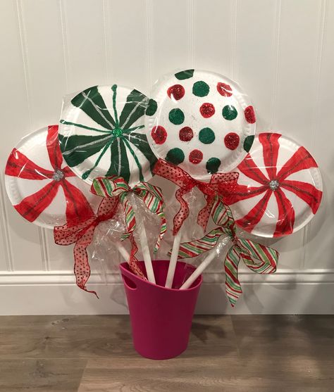 Lolipop Tree Ideas, Jingle Jam 2023, Lollipop Christmas Decorations, Candy Land Christmas Theme, Lollipop Decorations, Candy Decorations Diy, Christmas Diy Kids, Candy Themed Party, Christmas Lollipops