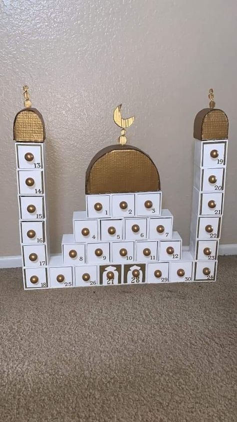 Ramadan Decorations Masjid, Ramadan Advent Calendar, Ramadan Crafts Decorations, Deco Ramadan, Ramadan Crafts Diy Projects, Ramadan Decorations Diy Easy, Ramadan Ideas, Ramadhan Decor Ideas, Ramadan Diy Craft Ideas