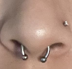 Septum Piercing And Nostril, Nose Piercing Inspo Septum, Pearsings Nose, Middle Nose Piercing Septum, Septum And Nose Piercing Hoop, Nose Piercing Septum And Side, 90s Piercings, Nostril Y Septum, Nostril And Septum Piercing Together