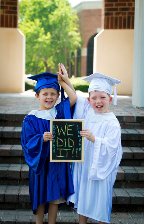 Cousins graduating Pre-K! I will recreate this picture for their high school graduation! Preschool Graduation Ceremony, Kindergarten Graduation Pictures, Vpk Graduation, Kindergarden Graduation, Preschool Graduation Party, Kindergarten Graduation Party, Pre K Graduation, Kind Photo, Kids Graduation