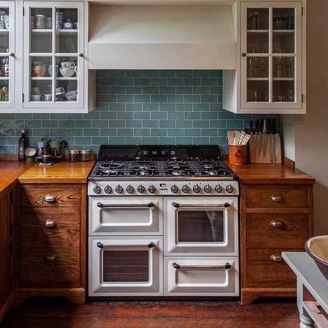 Smeg UK & Ireland on Instagram: “The Victoria range cooker is the epitome of our signature retro aesthetic. We think it looks especially resplendent in a classic kitchen…” Range Cooker Kitchen, 40s Kitchen, Smeg Range, Country Kitchen Inspiration, Retro Oven, Retro Stove, Smeg Kitchen, Timber Kitchen, Country Kitchens