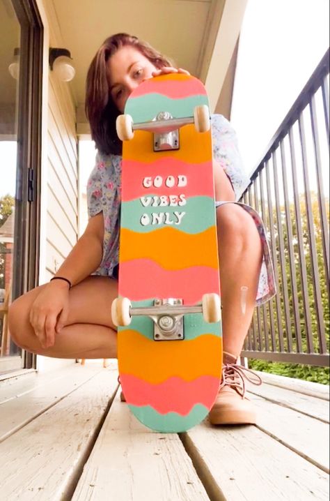 Skate Board Painting Ideas Aesthetic, Things To Paint On A Skateboard, Skate Board Designs Ideas, Bottom Of Skateboard Painting Ideas, Paint Skateboard Ideas, Painting A Skateboard, Skateboard Design Paint, Skateboard Painting Ideas Aesthetic, Painting Skateboards Ideas