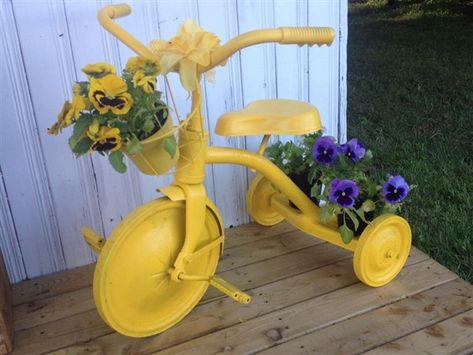 Tricycle Planter Ideas, Bicycle Planter Ideas, Garden Bicycle, Bicycle Planter, Bike Planter, Tattoo Plant, Bicycle Decor, Planter Garden, Old Bicycle