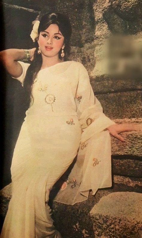 Indian Retro Outfits, 60s Bollywood Fashion, Retro Fashion 70s Indian, Retro Look Bollywood, Retro Saree Look, Bollywood Retro Look, Retro Theme Dress, Retro Outfits 90s Women, Retro Bollywood Fashion