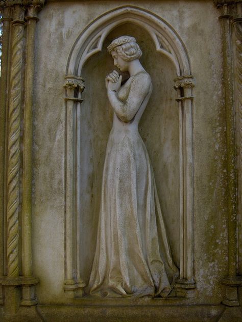 Cemetery Statues, Ivy House, Old Cemeteries, Cemetery Art, Angel Statues, Pinturas Disney, Wow Art, Sculptures & Statues, 14th Century