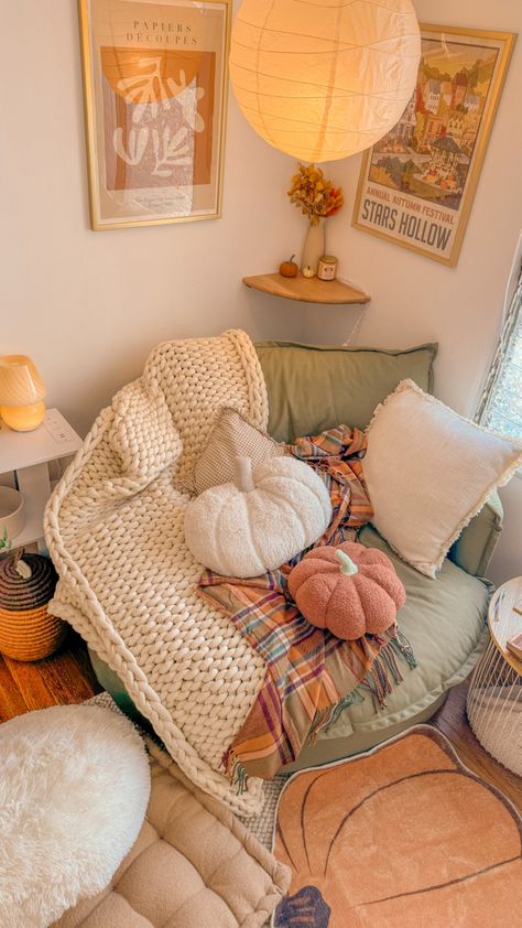 Cozy Seating Area Reading Corners, Comfy Corner Ideas, Small Gaming Room Ideas Cozy, Cozy Must Haves, Cozy Reading Nook Ideas For Bedrooms, Boho Game Room, Bedroom Reading Nook Ideas, Cozy Hangout Room, Korean Studio Apartment