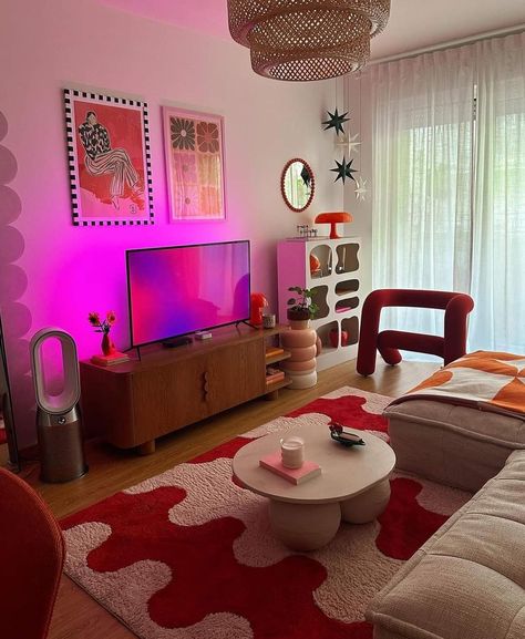 Electric Living Room Interior Design, Colorful Minimalist Living Room, Eclectic Apartment Living Room, Pink And Orange Living Room, Modernist Apartment, Funky Living Rooms, Apartment Deco, Apartment Decorating Living, Colorful Apartment