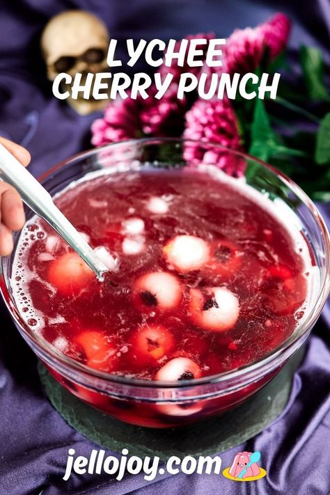 What's in the Witch's Brew Punch? EYEBALLS! This horrifying Halloween Party Punch is easy to make, tastes delicious and refreshing and you can make it non-alcoholic or spiked with vodka! | jellojoy.com Cherry Limeade Punch, Lychee Eyeballs, Limeade Punch, Eyeball Punch, Halloween Party Punch, Halloween Ideias, Easy Party Punch, Eyeballs Halloween, Jello Recipe