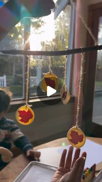 Wondergarten on Instagram: "Autumn leaf mobiles 🥰🍂
One of my favorite simple seasonal activities to capture the beauty of the season 💛

This activity is featured in our autumn curriculum! Digital copies ate still available on our website ✨" Autumn Projects For Preschool, Autumn Ideas For Kids, Leaf Activities For Kids, Seasonal Activities, Reggio Inspired, Instagram Autumn, Kindergarten Ideas, Play Based, Autumn Leaf