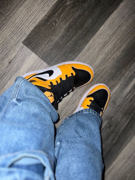 Jordan Taxi Outfit, Jordan 1 Mid Taxi, Jordan Mid, Air Jordan 1 Mid, Jordan 1 Mid, Jordan 1, Air Jordan, Air Jordans, Baskets