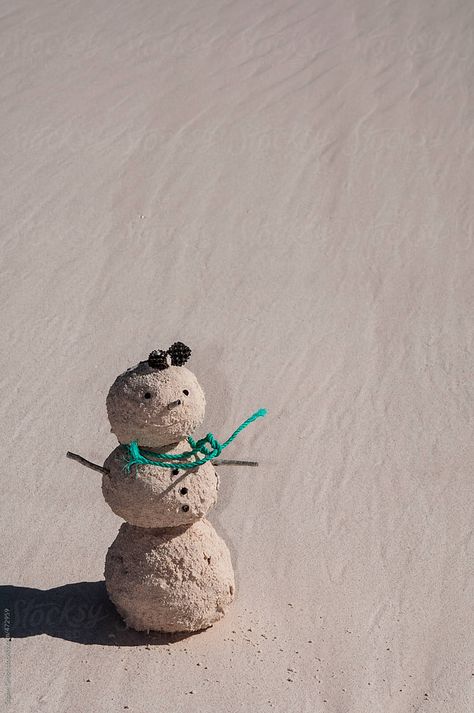 A snowman made out of sand on a solid sandy background. Sand Snowman Beach, Beach Snowman, Sandy Background, Santa On The Beach, Sand Snowman, Snow On The Beach, Beach & Sand Toys, Coastal Christmas, Making Out