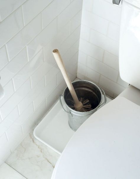 Aha! Hack: 3 Clever (and Attractive!) Ways to Store the Toilet Brush Hidden Toilet, How To Clean Chrome, Iris Hantverk, Natural Bathroom, Toilet Brushes And Holders, Diy Toilet, Organized Home, Clutter Organization, Chrome Bathroom