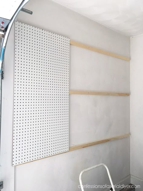 Diy Peg Board, Peg Board Walls, Sewing Room Storage, Pegboard Organization, Art Studio Room, Room Hacks, Craft Room Design, Quilting Room, Garage Interior