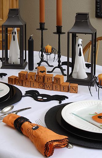 INSPIRATION - Halloween center piece (Source : https://picasaweb.google.com/tableambiance/TableSettingIdeas#5299194786438061794) Halloween Centers, Halloween Table Settings, Recetas Halloween, Table Halloween, Halloween Decor Diy, Halloween Tablescape, Casa Halloween, Halloween Fest, Diy Halloween Decor