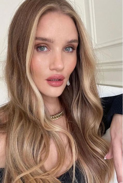 Rosie Huntington Hair, Rose Inc, Blonde Hair Inspiration, Huntington Whiteley, Hair Skin Nails, Trending Haircuts, Rosie Huntington Whiteley, Dark Blonde, Fair Skin