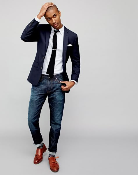 Modern Office Style: J.Crew exchanges the trousers for a pair of dark distressed denim jeans. J Crew Mens Outfits, Blazer Men Outfit, Navy Blazer Outfits, Interview Outfit Men, Men Smart Casual, J Crew Outfits, Blazer And Jeans, Blazer Outfits Men, Outfit Blazer