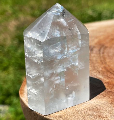 Optical White Calcite Tower with Rainbows Optical Calcite, White Calcite, Jewellery Shop Design, Gemstone List, Fancy Lights, Natural Sunlight, Gems Jewelry, Color Correction, Faceted Gemstones