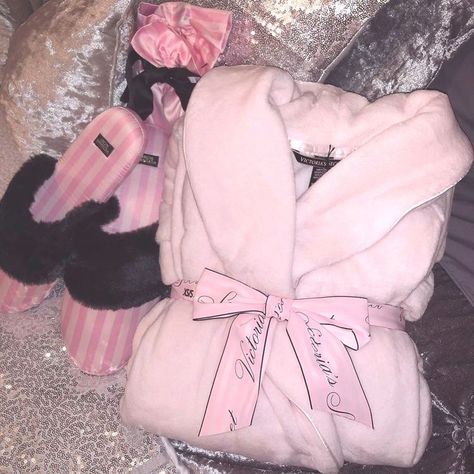 Victorias Secret Clothes, Victoria Secret Room, Victoria Secret Clothing, Victoria Secret Pjs, Victoria's Secret Aesthetic, Pink Outfits Victoria Secret, Pink Tumblr Aesthetic, Victoria Secret Outfits, Victoria Secret Pajamas