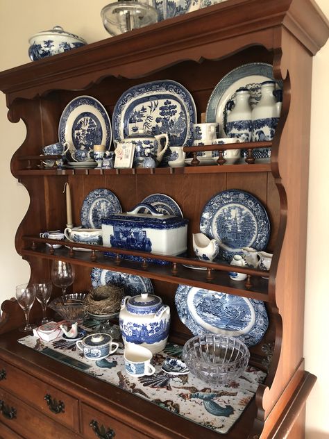 Dish love ! Plate Wreath, Hutch Styling, Plate Wall Decor, Chinoiserie Chic, Kitchen Decorating, Blue And White China, White China, China Porcelain, Hutch