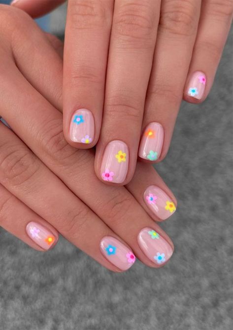 Colourful Minimalist Nails, Gel Nails Ideas Short Flower, Minimalist Flower Nail Art, Small Nails Design Summer, Tiny Flower Nail Art, Small Flower Nail Designs, Short Nails Ideas Flowers, Colourful Flower Nails, Small Flower Nail Art