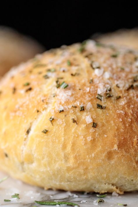 This Ridiculously Easy Rosemary Bread definitely earns its ridiculously easy name but, even better... it\'s ridiculously delicious! #easybread #artisan bread #rosemary bread #overnightbread #seasalt Easy Rosemary Bread, Bread Varieties, Artisan Rolls, Rosemary Bread, Artisan Bread Recipes, Recipes Bread, Nice Recipes, Closeup Photo, Marble Surface