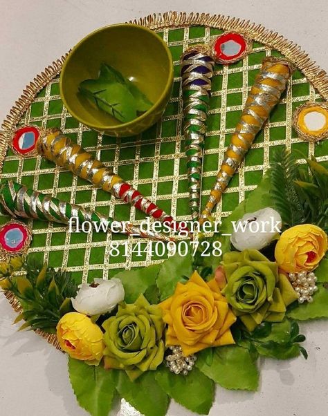 Mehandi Thaal Ideas, Mahendi Tray Decoration Ideas, Haldi Mehandi Platter, Haldi Platter Decoration Ideas At Home, Mehandi Platter Ideas, Haldi Mehndi Plate Decoration, Teej Sinjara Decoration, Haldi Plate Decoration Ideas At Home, Mehendi Platter Decoration