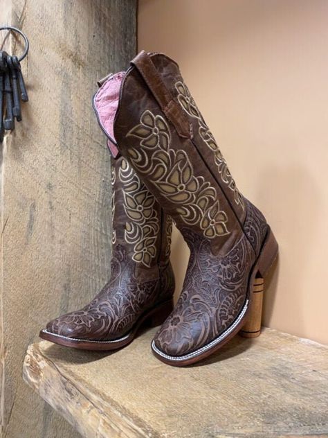 Botas Vaqueras Altas de Cuero para Mujer de Cuero Vacuno de Primera Calidad    Confeccionadas a mano por Maestros Artesanos  Fina Piel de Cuero Cincelado Grabado Vacuno   Color: Cafe Claro  Horma: Rodeo  Diseño con Flores   Tacon de 1.5" pulgadas de alto  Marca: Quincy Boots  Hecha en Leon, Guanajuato, Mexico  PARA VENTA EXCLUSIVA EN LOS USA   Modelo: Q3229407 Cute Cowgirl Boots, Square Toe Cowboy Boots, West Boots, 7 Eleven, Boots White, Rustic Brown, Cowgirl Boots, White Diamonds, Wild West