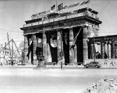 Brandenburger Tor in den 50ern German Buildings, Tartarian Architecture, Berlin 1945, Historic Pictures, Kaiser Wilhelm, History People, 60 Years Ago, Berlin Wall, Berlin Germany